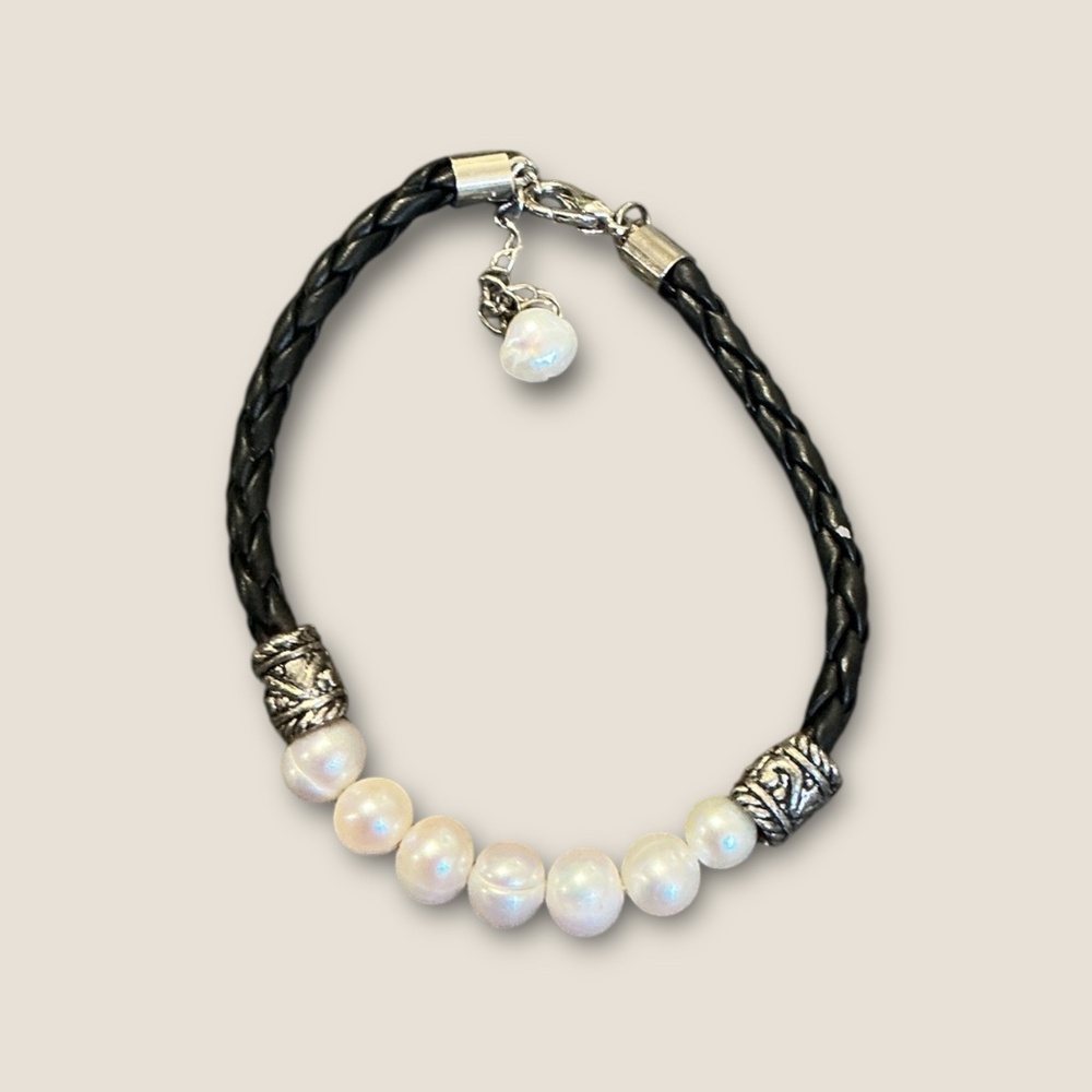 Leather and Freshwater Pearl Bracelet - Picture 2 of 3